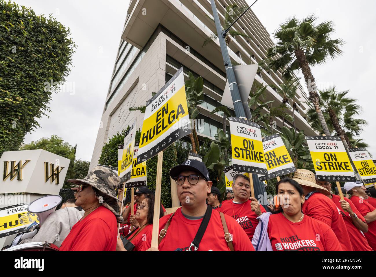 Beverly Hills, États-Unis. 29 septembre 2023. Les travailleurs de l’hôtel en grève À LOS ANGELES sont rejoints sur la ligne de piquetage par Tom Morello, guitariste du groupe « rage Against the machine ». Lui et sa mère de 100 ans ont rejoint la ligne de piquetage autour de l'hôtel Waldorf Astoria à Beverly Hills et ont joué de la musique pour les grévistes. Le syndicat, Unite Here local 11, est en grève contre plusieurs grandes chaînes hôtelières de LA région DE LOS ANGELES depuis le 2 juillet 2023. 9/29/2023 Beverly Hills, CA, USA (photo de Ted Soqui/SIPA USA) crédit : SIPA USA/Alamy Live News Banque D'Images