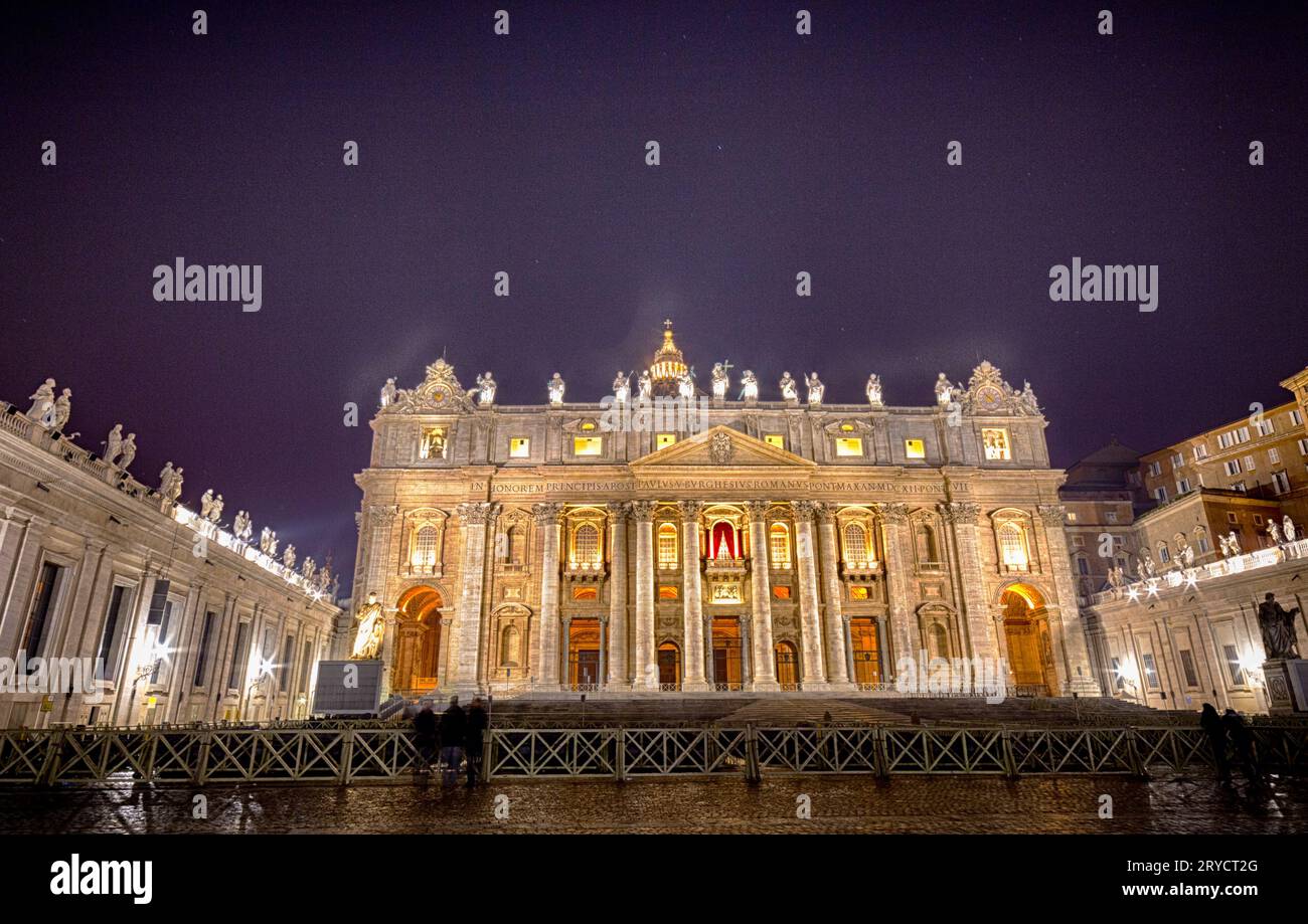 Vue nocturne de l'église au Vatican Banque D'Images