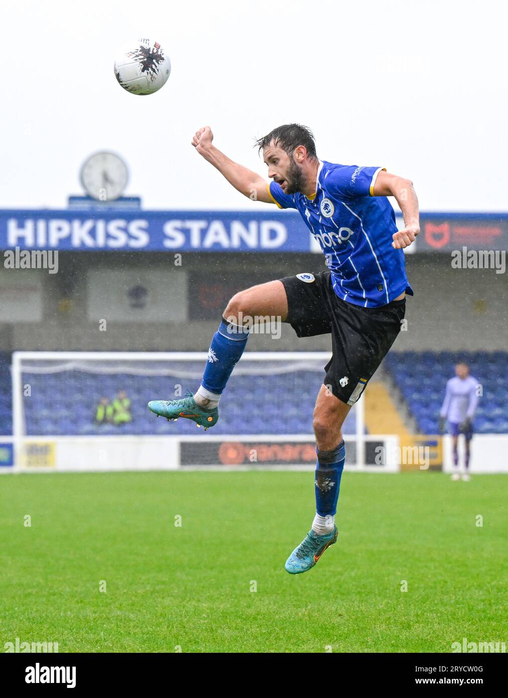 Chester, Cheshire, Angleterre, 30 septembre 2023. Adam Thomas de Chester dirige le ballon pendant le Chester football Club V Nantwich Town football Club en Emirates FA Cup troisième tour de qualification au Deva Stadium. (Image de crédit : ©Cody Froggatt/Alamy Live News) Banque D'Images