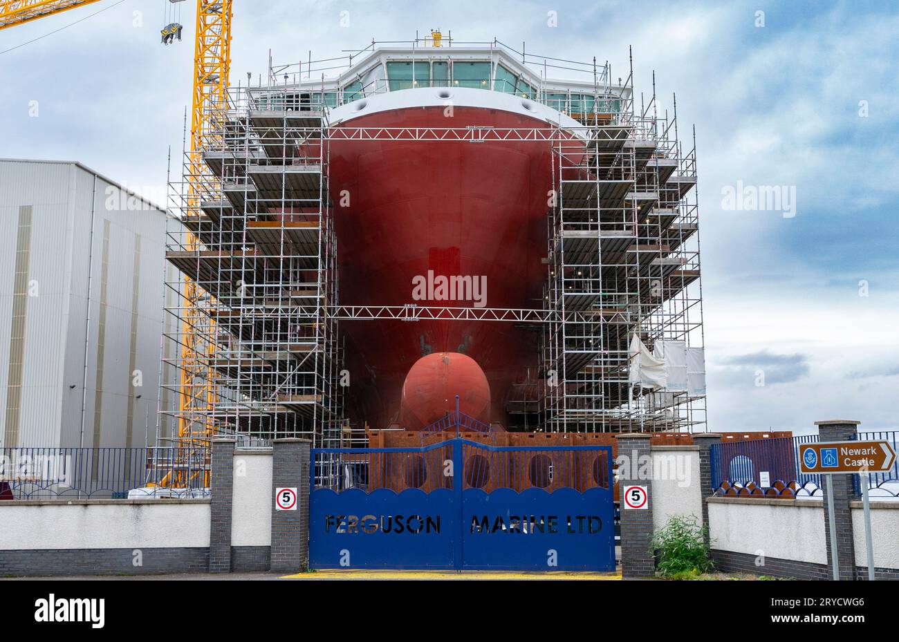 Port Glasgow, Écosse, Royaume-Uni. 30 septembre 2023. Dernières images de MV Glen Rosa et Glen Sannox, deux ferries Caledonian MacBrayne en construction au chantier naval Ferguson Marine à Port Glasgow, en Écosse. Les deux ferries ont plusieurs années de retard sur le calendrier et massivement au-dessus du budget. Ferguson a annoncé cette semaine d'autres retards et augmentations de coûts. Pic ; Glen Rosa en construction dans le chantier naval. Il devrait maintenant être achevé en mai 2025. Iain Masterton/Alamy Live News Banque D'Images