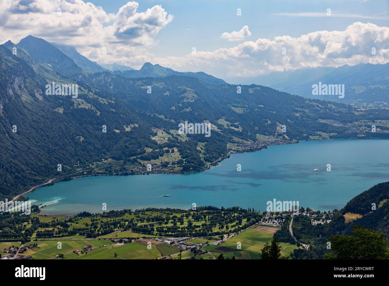 lac de thoune avec bateau de plaisance et parapente au loin vu de harder kulm Banque D'Images