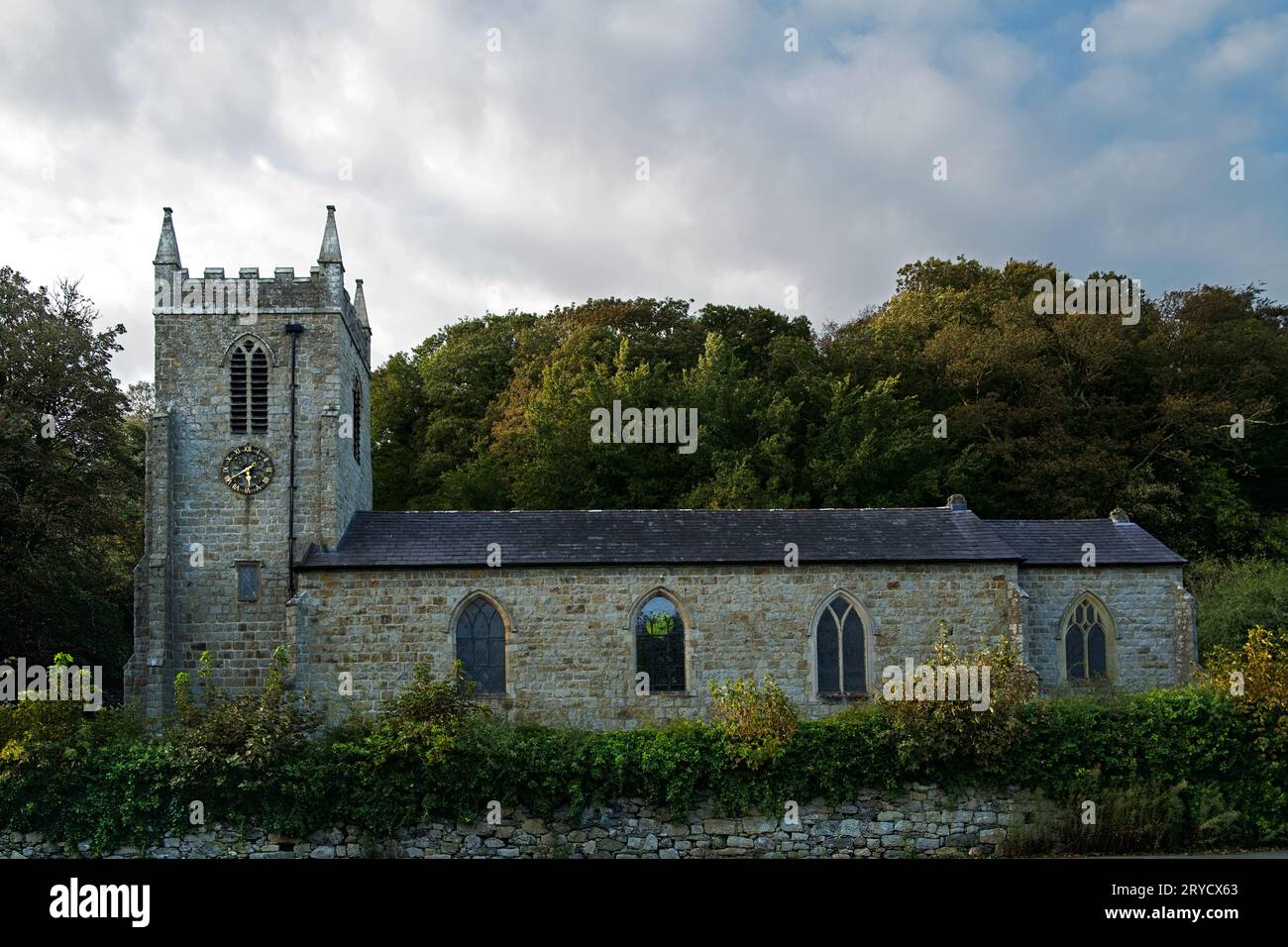 L'église St Cyngar à Llangefni, Anglesey, au nord du pays de Galles, a été construite en 1824. C'est maintenant un bâtiment classé Grade II. Banque D'Images