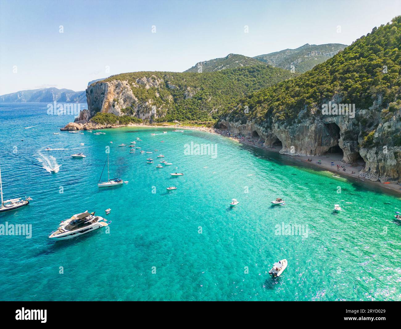 Vue aérienne par drone de la vibrante plage de Cala Luna sur l'île de Sardaigne, en Italie Banque D'Images