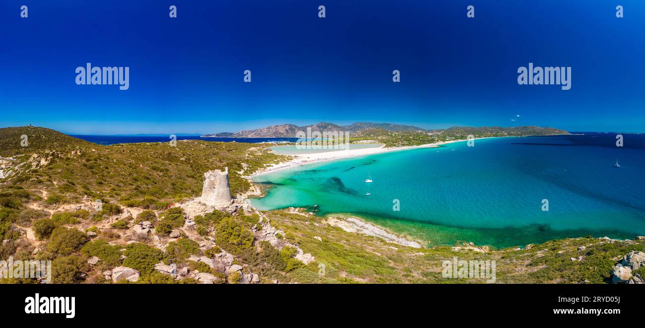 Vue panoramique sur Porto Giunco plage et tour à Villasimius, Sardaigne, Italie Banque D'Images