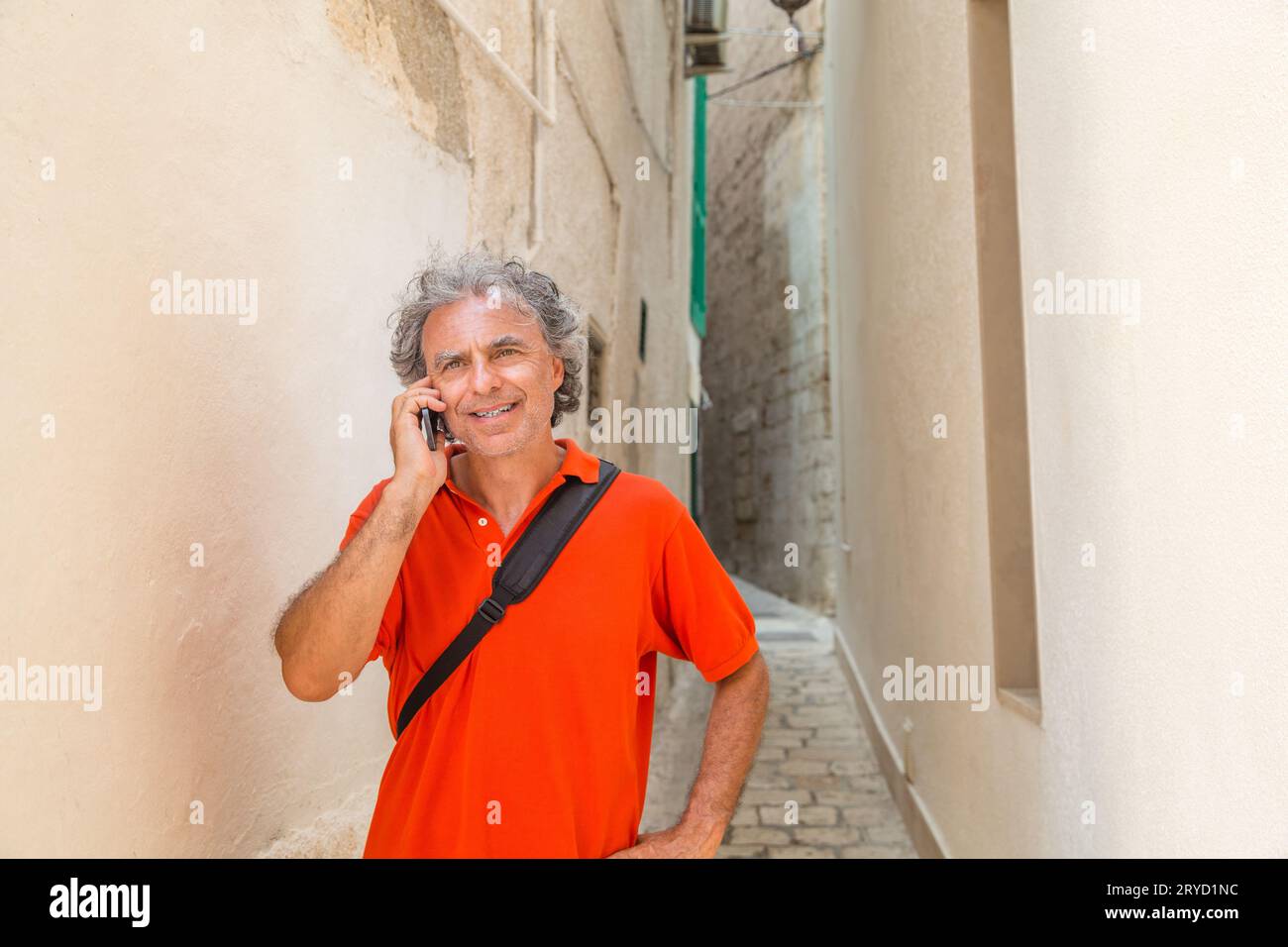 Touriste au téléphone dans la rue de l'ancien village Banque D'Images