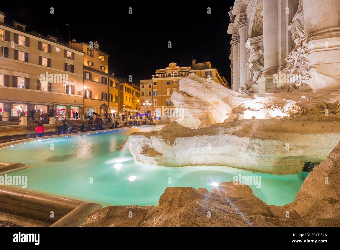 Ancienne fontaine romaine la nuit Banque D'Images