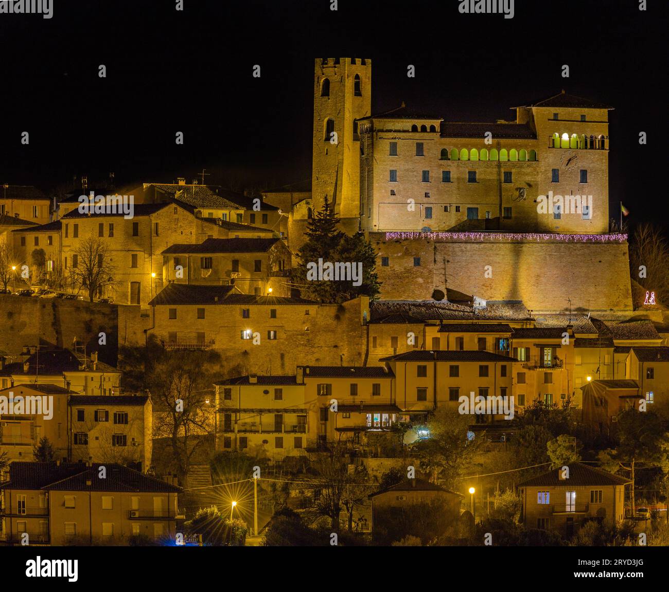 Village médiéval sur une colline rocheuse en Italie pendant la nuit Banque D'Images