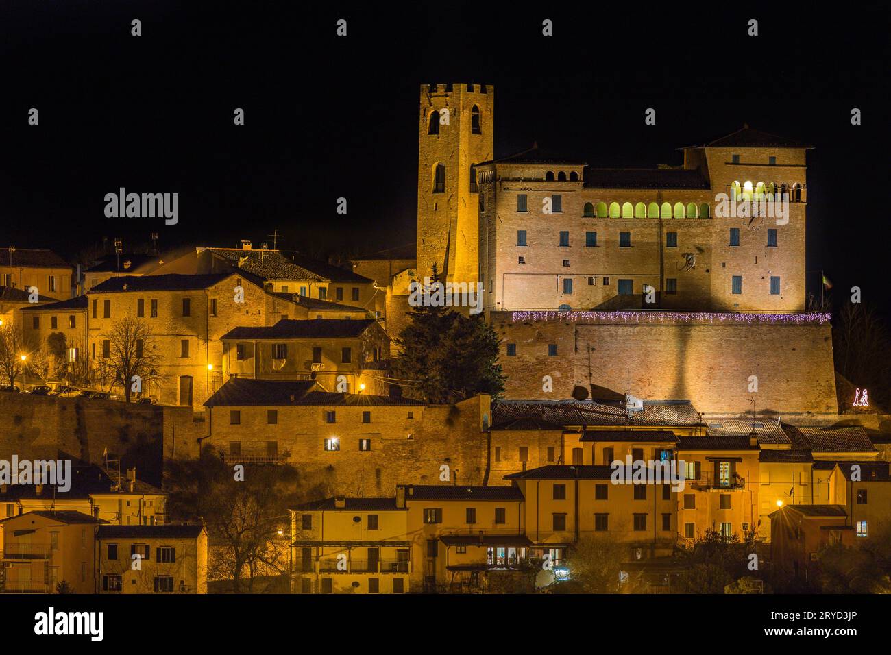 Village médiéval sur une colline rocheuse en Italie pendant la nuit Banque D'Images