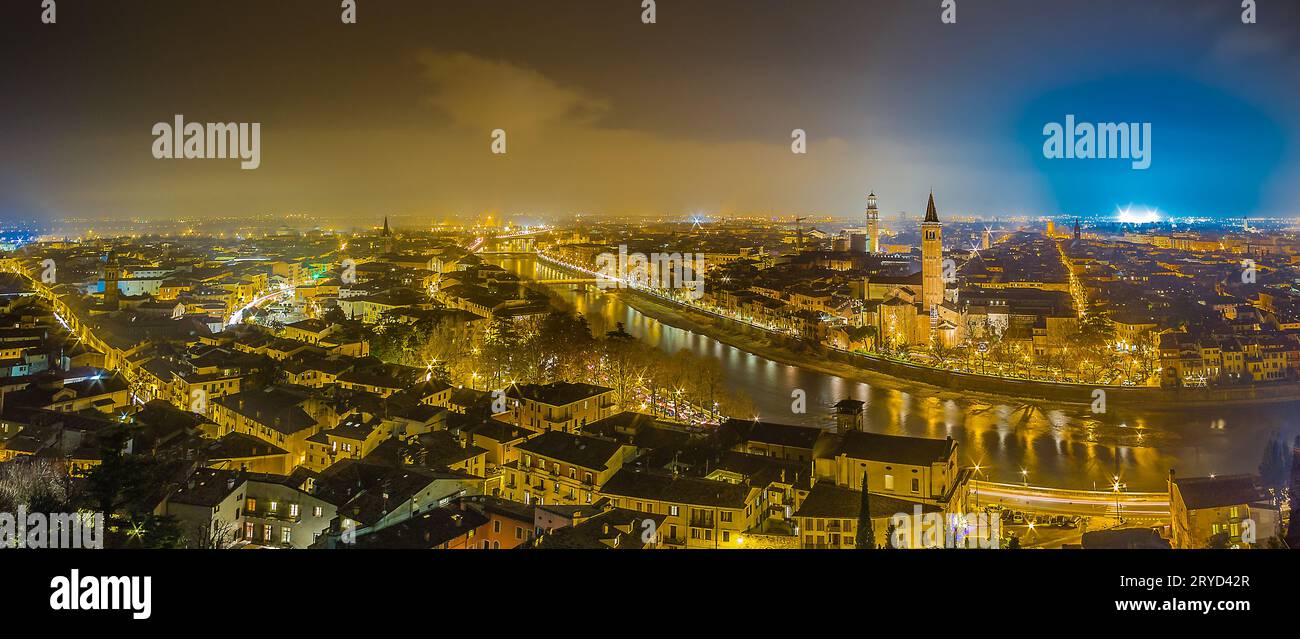 Skyline de Vérone en Italie la nuit Banque D'Images