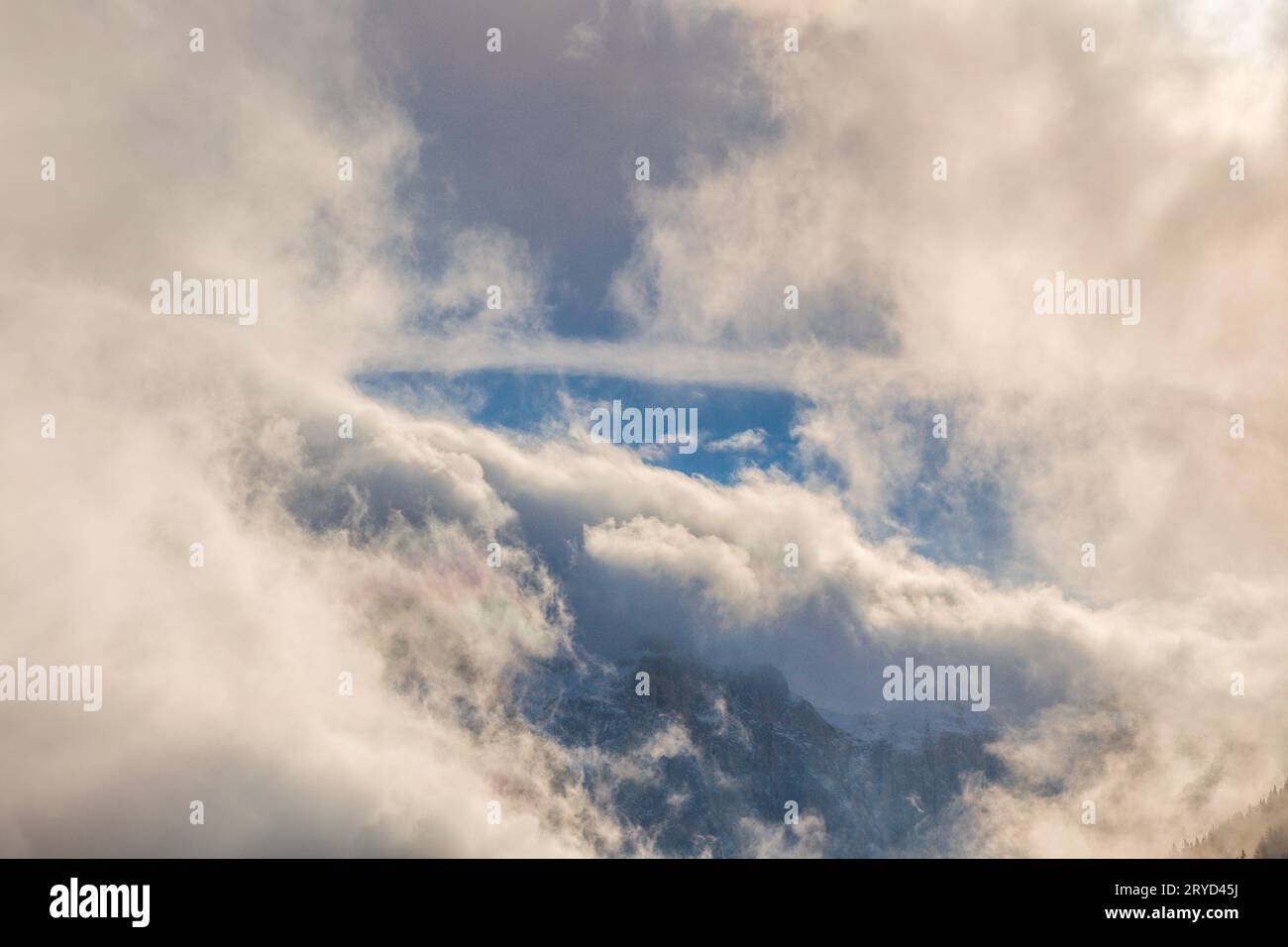 Ciel nuageux sur les montagnes Banque D'Images