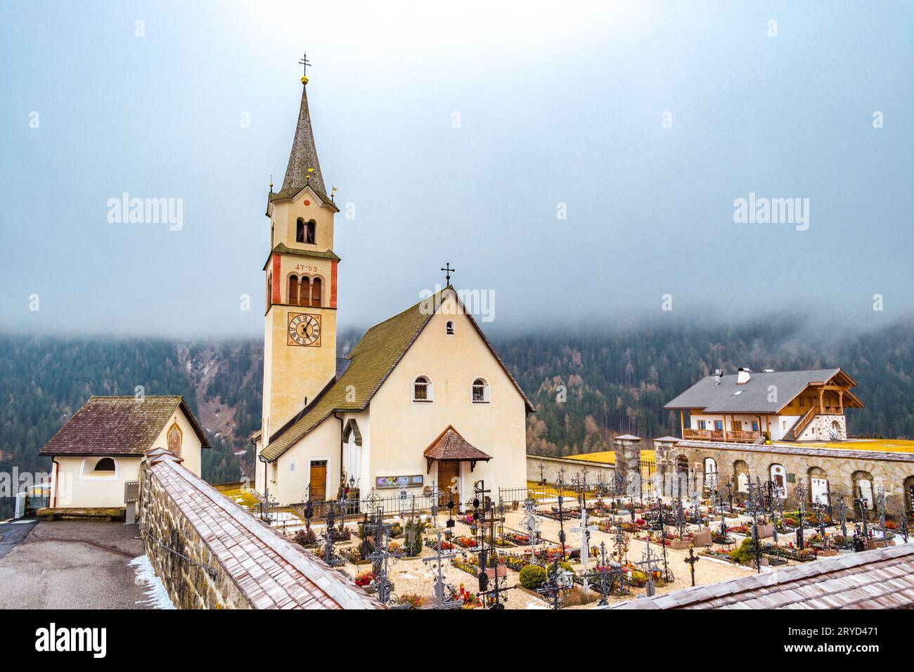 Cimetière dans les montagnes Banque D'Images