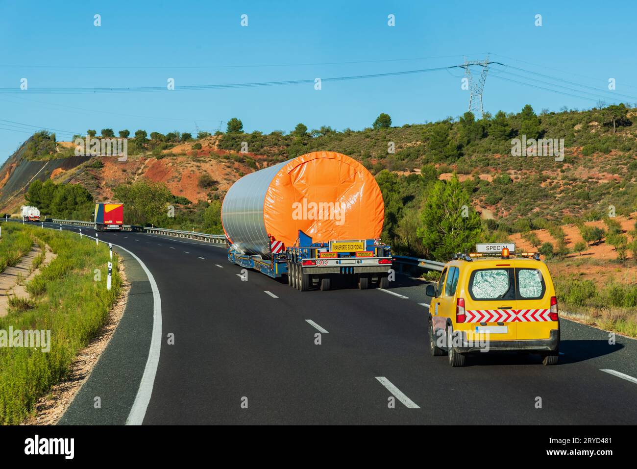 Société spécialisée dans le transport spécial, transportant un énorme cylindre pour la base des éoliennes. Banque D'Images