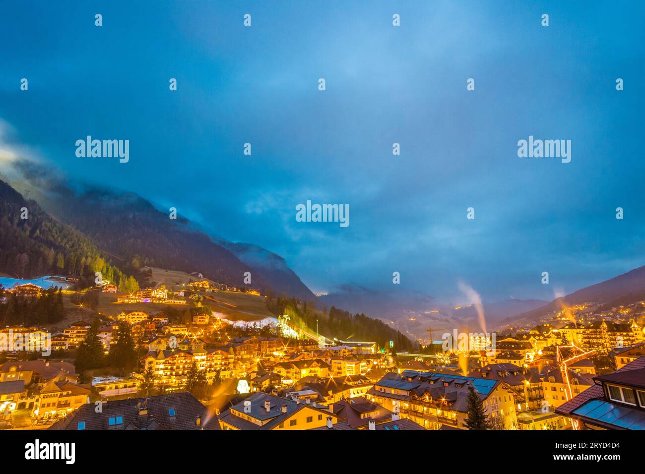 Vue nocturne du village de montagne dans la vallée alpine Banque D'Images