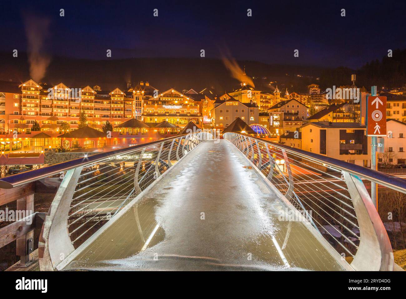 Vue de nuit du pont moderne au village de montagne Banque D'Images