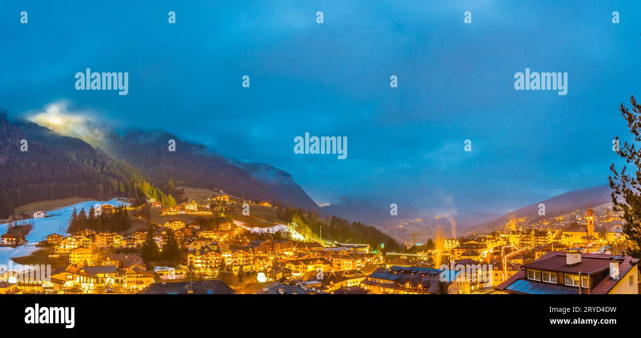 Vue nocturne du village de montagne dans la vallée alpine Banque D'Images