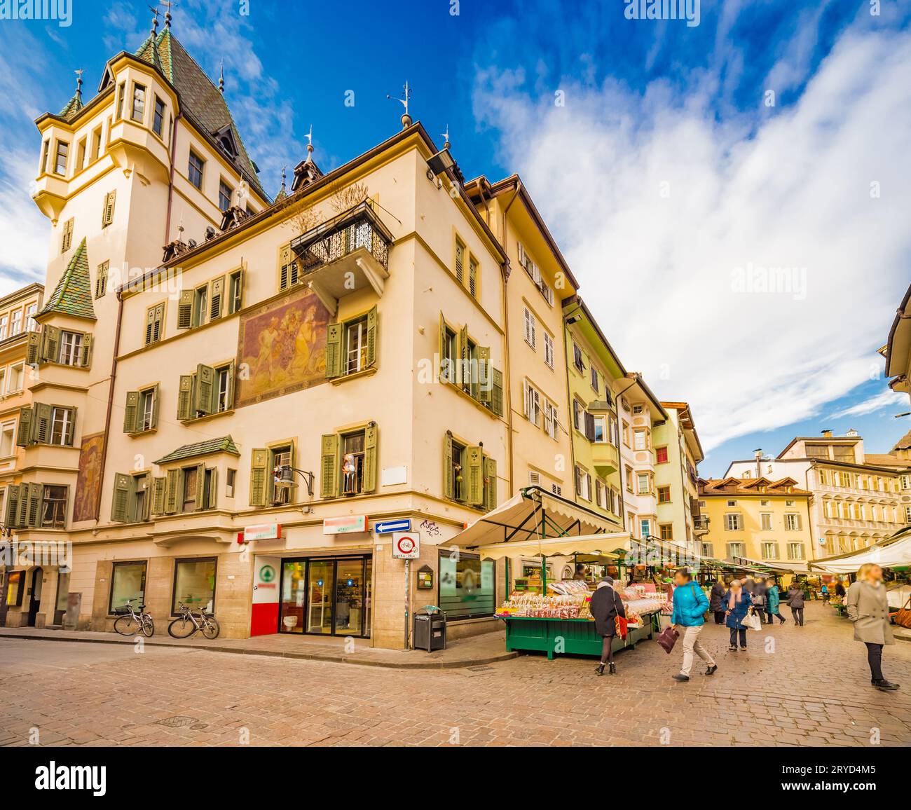 Les gens vont faire du shopping dans les rues de Bolzano Banque D'Images