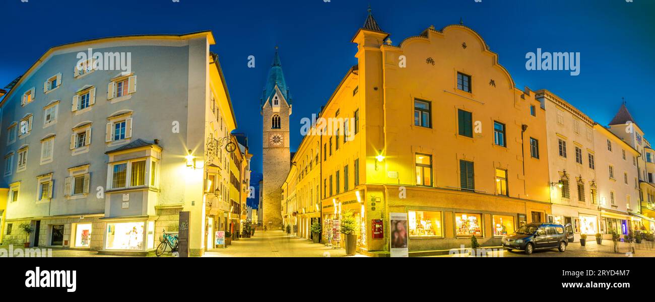 Rues commerçantes du Tyrol au crépuscule Banque D'Images