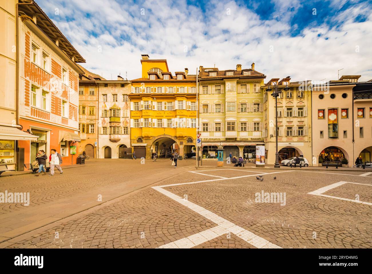 Les gens vont faire du shopping dans les rues de Bolzano Banque D'Images