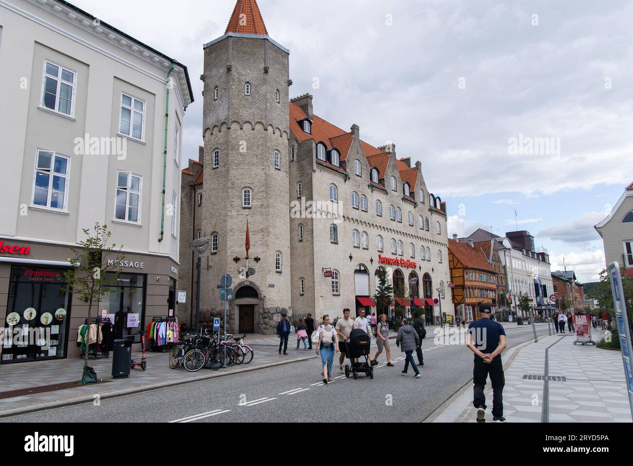 Rue de la vieille ville danoise d'Aalborg, Danemark. Banque D'Images