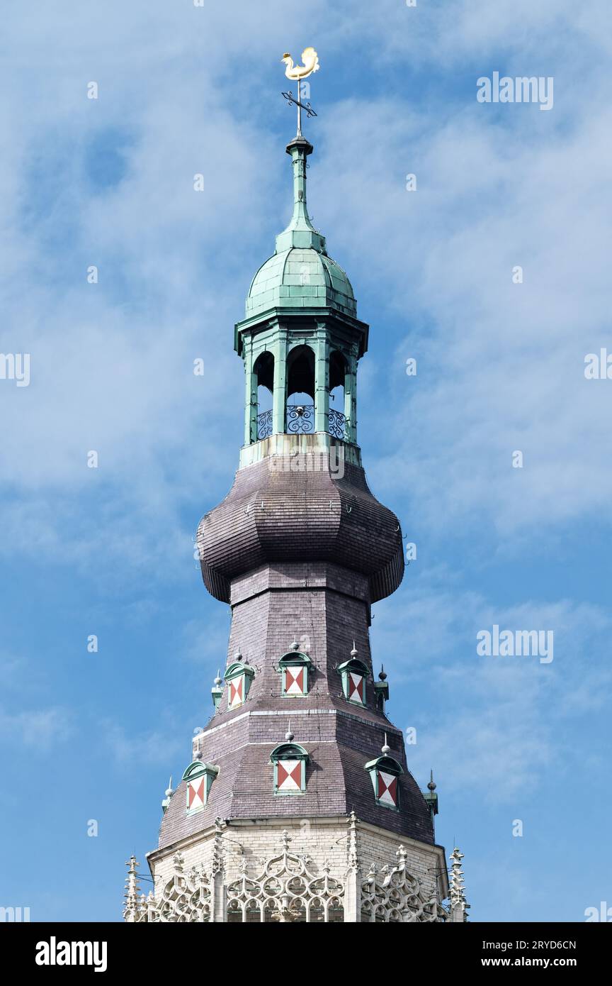 Flèche de l'église de la tour gothique de l'église protestante onze-Lieve-Vrouwekerk à breda contre un ciel bleu avec des nuages Banque D'Images