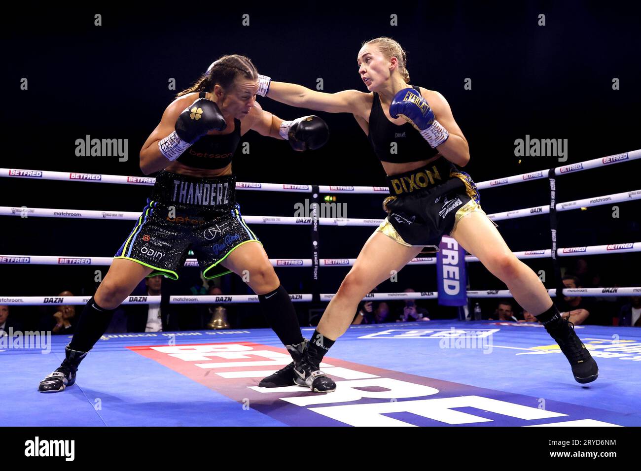 Rhiannon Dixon (à droite) et Katherina Thanderz en action lors du Women's Lightweight Match à l'OVO Arena Wembley, Londres. Date de la photo : Samedi 30 septembre 2023. Banque D'Images