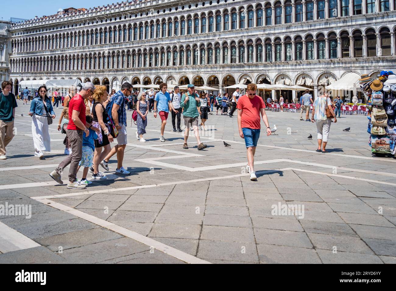 Venise, Italie - Mai 31 2023 : de nombreux touristes visitent la place Saint-Marc (place Saint-Marc) à Venise. Banque D'Images