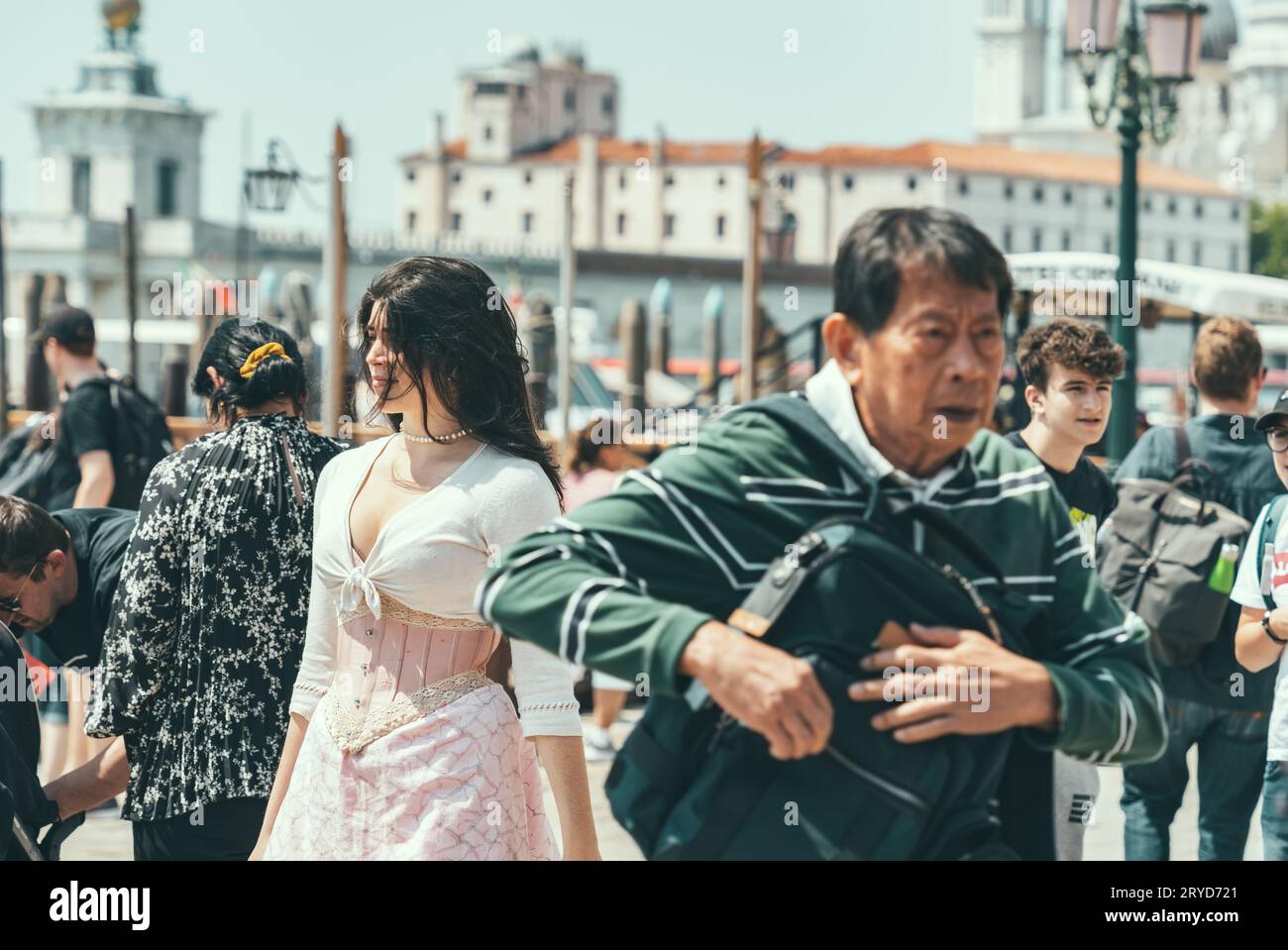 Venise, Italie - Mai 31 2023 : foules de touristes se promenant sur la ruelle pavée près du Grand Canal à Venise. Banque D'Images