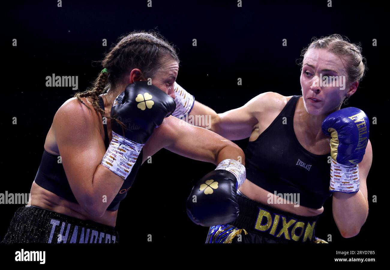 Rhiannon Dixon (à droite) et Katherina Thanderz en action lors du Women's Lightweight Match à l'OVO Arena Wembley, Londres. Date de la photo : Samedi 30 septembre 2023. Banque D'Images