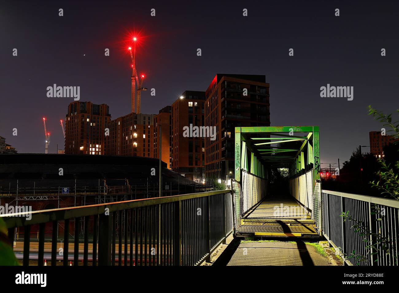 Passerelle sur l'A58 Wellington Road à Armley Gyratory à Leeds, West Yorkshire. Les appartements Junction & Latitude sont en construction Banque D'Images