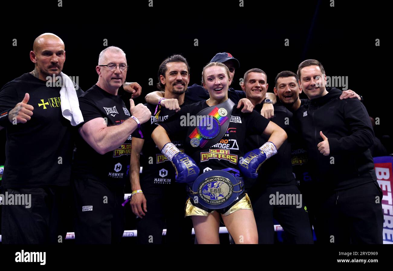 Rhiannon Dixon (à droite) pose avec sa ceinture et son équipe après le match léger féminin contre Katherina Thanderz à l'OVO Arena Wembley, Londres. Date de la photo : Samedi 30 septembre 2023. Banque D'Images