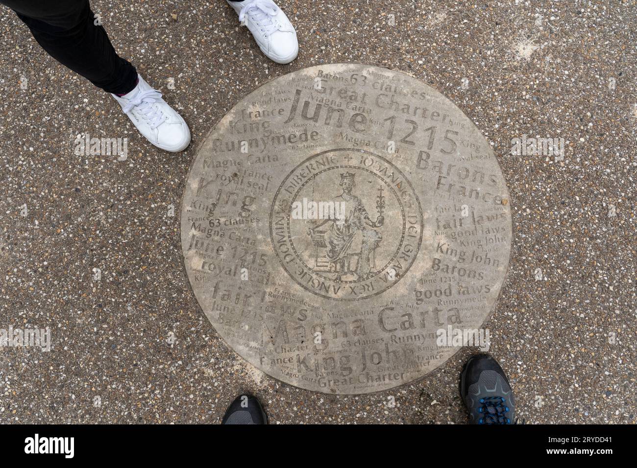 Visiteurs du château d'Odiham (château du roi Jean) debout sur un sceau représentant le roi Jean et faisant référence à la signature de la Magna Carta. Hampshire, Royaume-Uni Banque D'Images