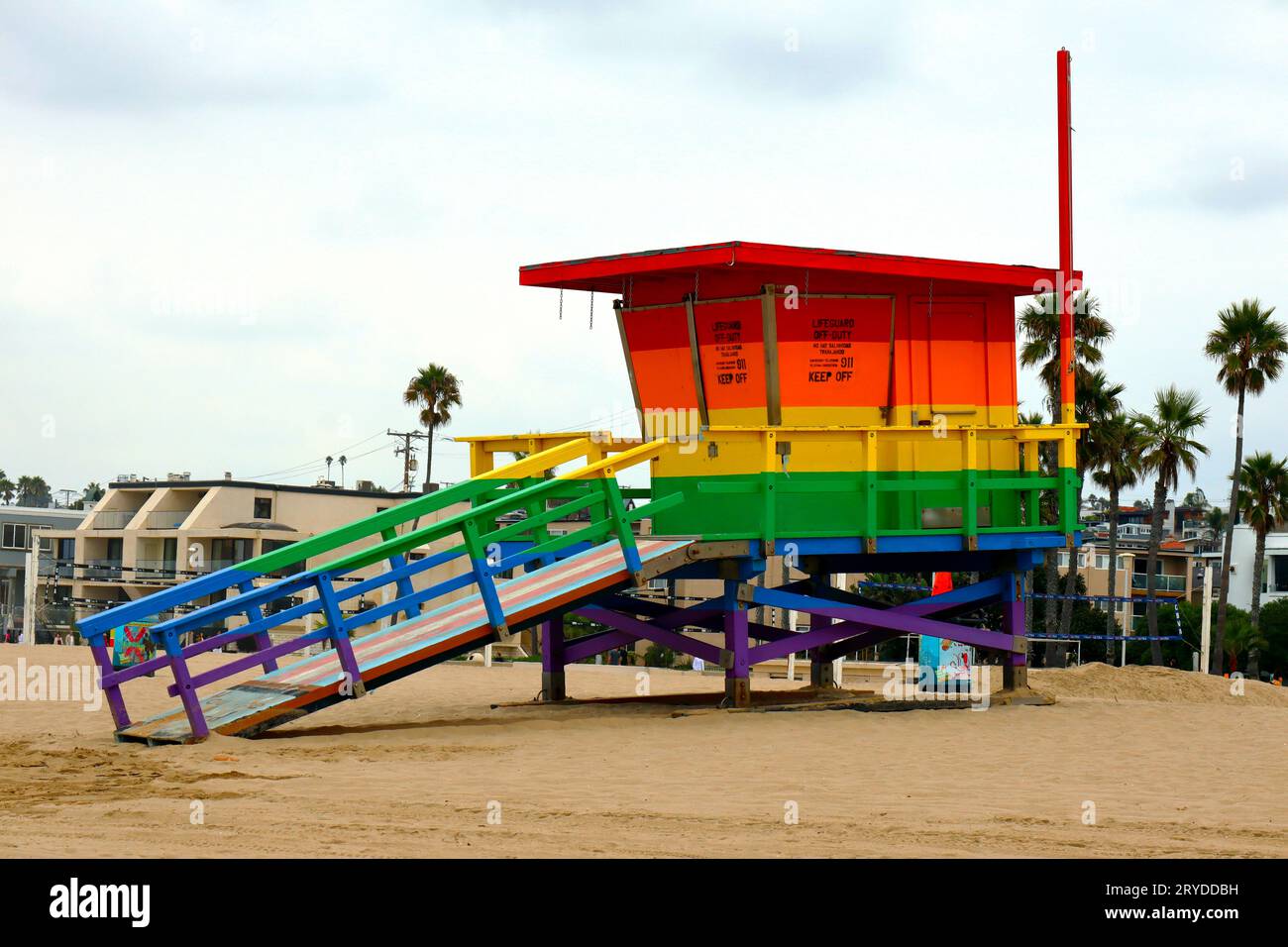 Rainbow Lifeguard Tower à Hermosa Beach (comté DE LA), Californie Banque D'Images