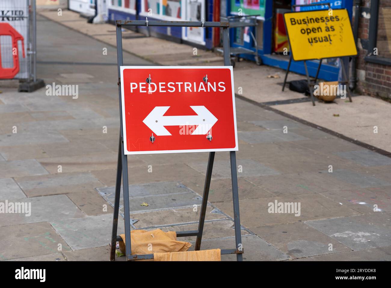 Sentier piétonnier fermé sur Loverose Way à Oxford en raison de travaux de construction, avec un panneau pour piétons indiquant où les piétons doivent aller. Angleterre Banque D'Images