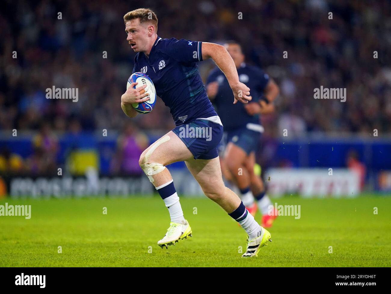 L'écossais Ben Healy en route pour marquer le neuvième essai de leur équipe lors de la coupe du monde de Rugby 2023, match de la poule A au Stade Pierre Mauroy, en France. Date de la photo : Samedi 30 septembre 2023. Banque D'Images