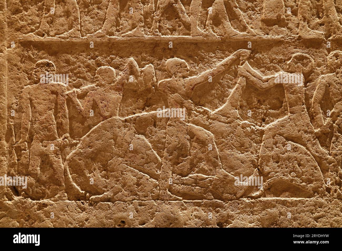 Mur de pierre avec bas-relief égyptien ancien sculpté Banque D'Images