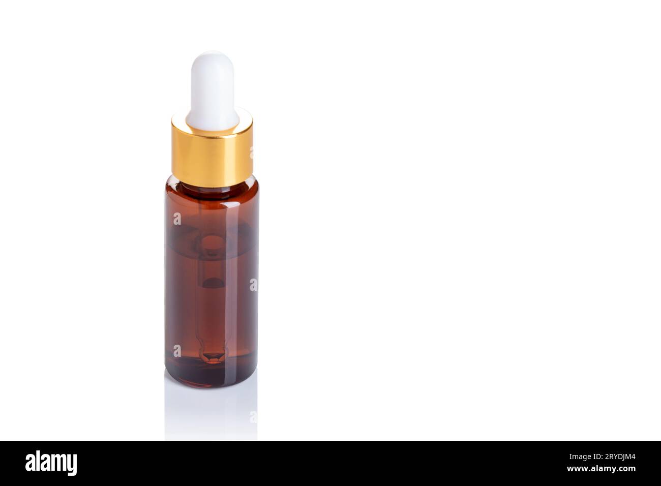 Flacon avec compte-gouttes isolé sur fond blanc Banque D'Images
