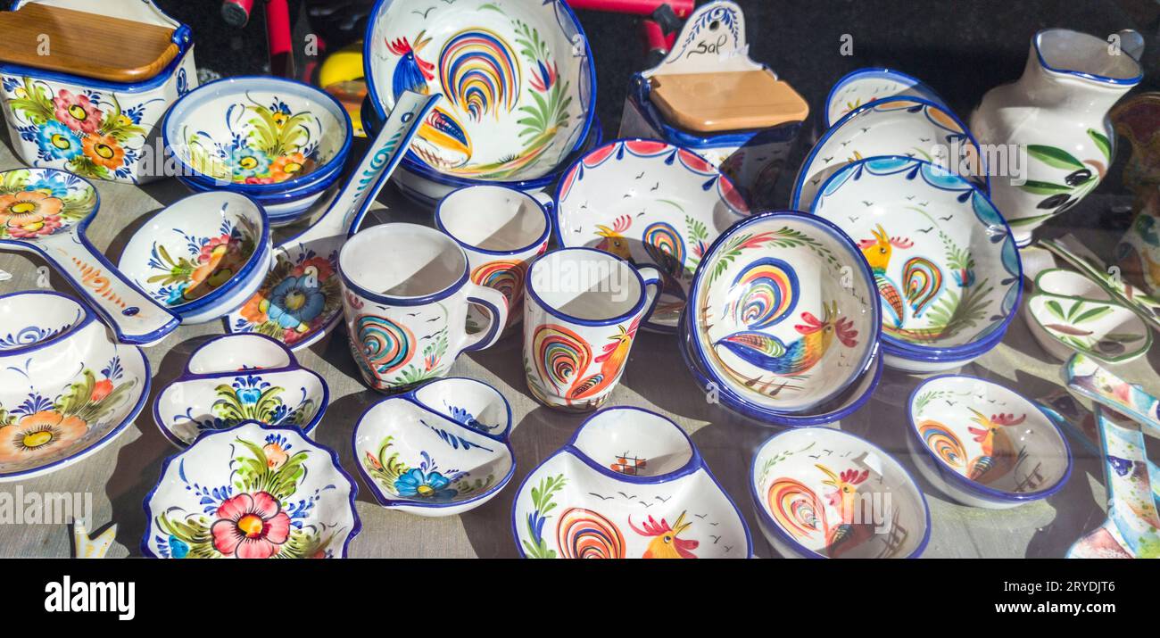 Vila Nova, Portugal - 26 juillet 2023 : porcelaine de cuisine en porcelaine peinte avec des couleurs vives. Artisanat Alentejo Banque D'Images