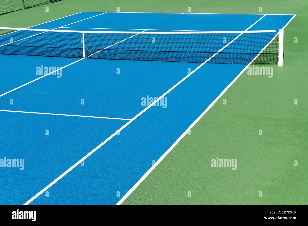 Blue court de tennis sur la journée ensoleillée en plein air. Concept de tennis Banque D'Images