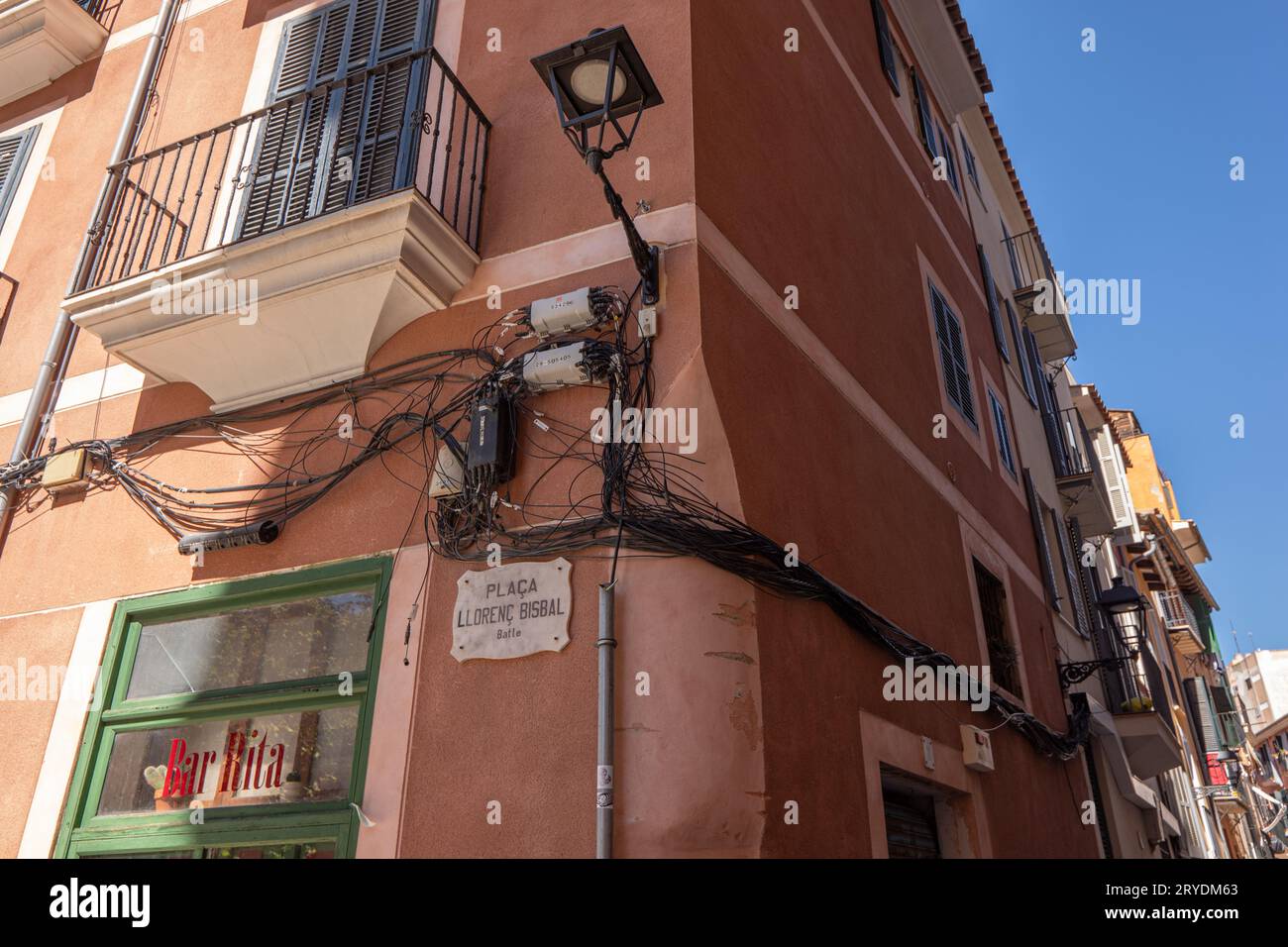 Fils téléphoniques sur le mur. Palma. Majorque Espagne. Photo : garyroberts/worldwidefeatures.com Banque D'Images