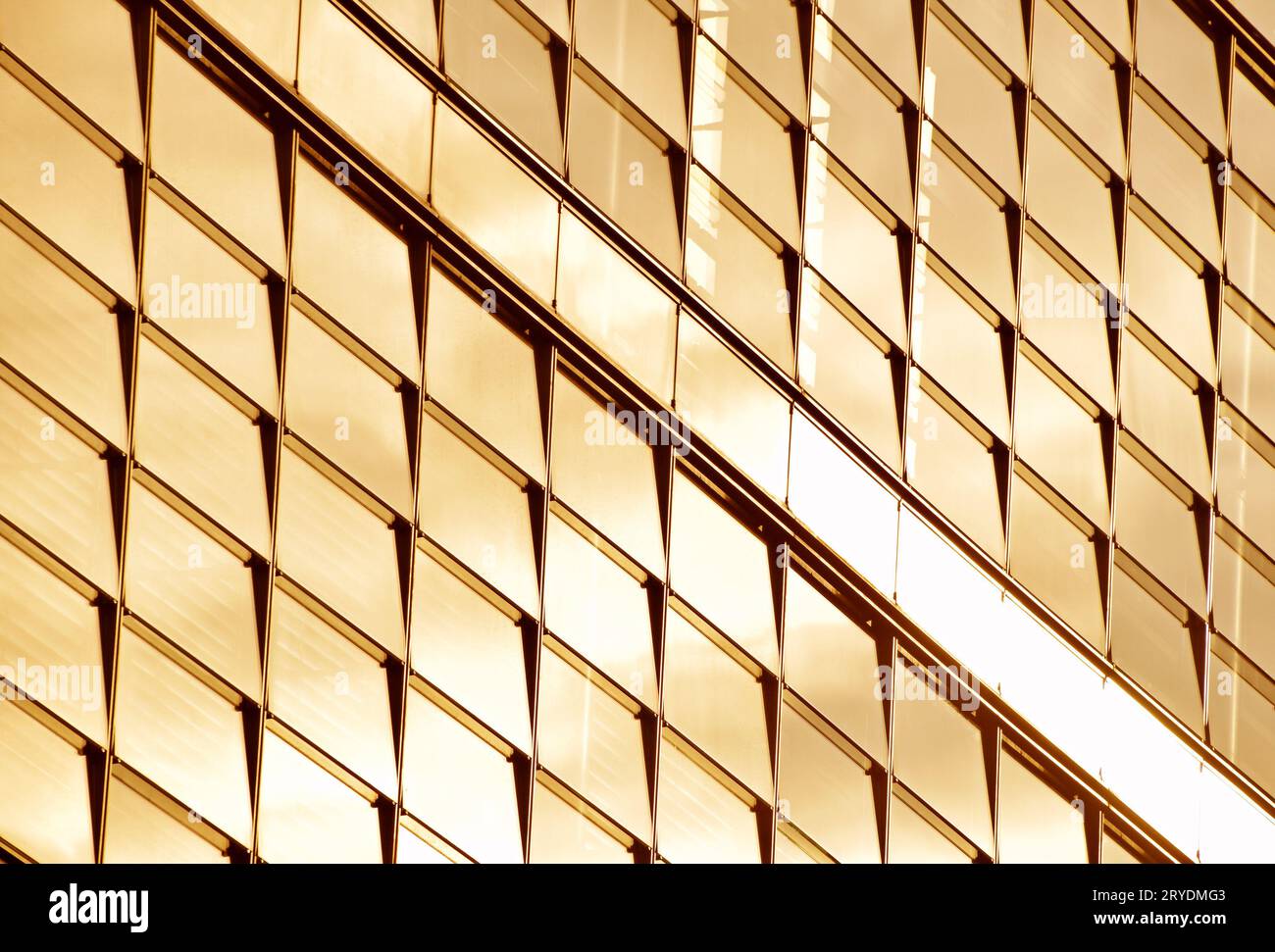 Bâtiment moderne en verre d'affaires windows au coucher du soleil Banque D'Images