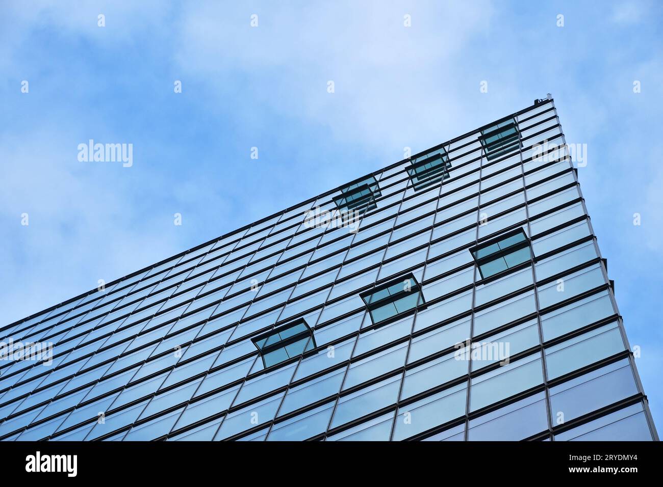 Texture de fond de bâtiment d'affaires au-dessus du ciel Banque D'Images