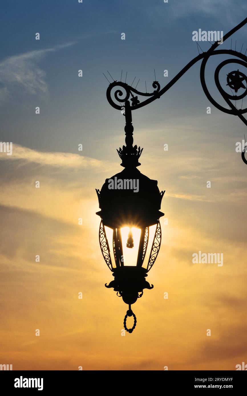 La rue antique lampe lanterne sur sunset sky Banque D'Images