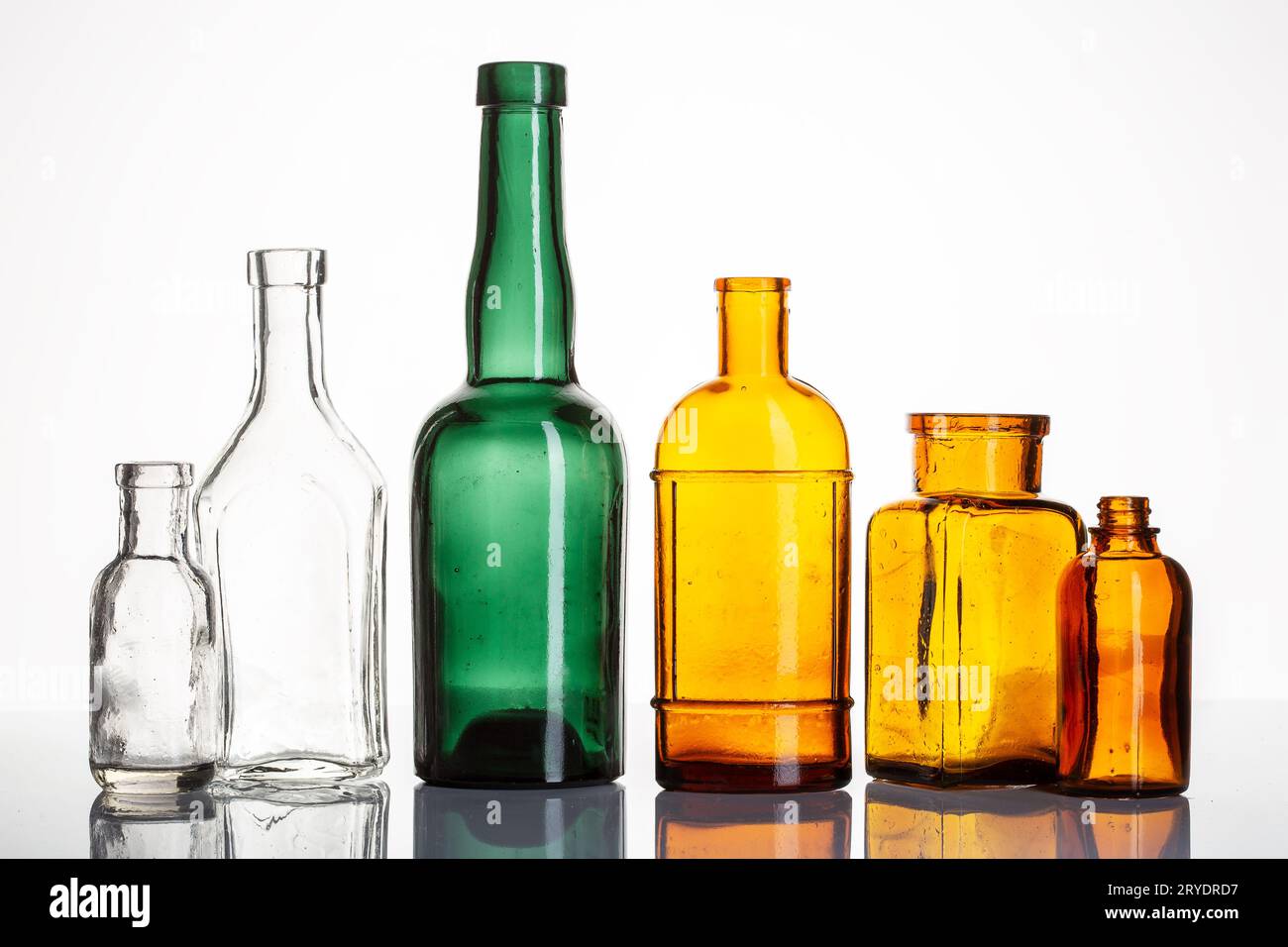 Vintage Drugstore ou bouteilles de pharmacie sur fond blanc Banque D'Images