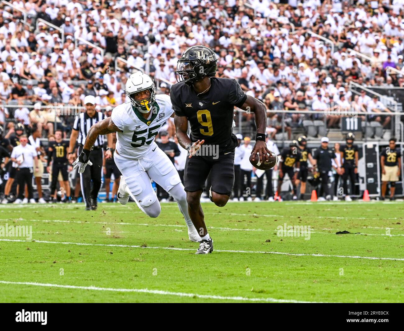 Orlando, États-Unis. 30 septembre 2023. 30 septembre 2023 : le quarterback de l'UCF, Timmy McClain (9 ans), s'éloigne du linebacker de Baylor Garmon Randolph (55 ans) lors d'un match de football entre Baylor Bears et les Knights de l'UCF au FBC Mortgage Stadium à Orlando, en Floride. Romeo T Guzman/CSM/Sipa USA(image de crédit : © Romeo Guzman/Cal Sport Media/Sipa USA) crédit : SIPA US/Alamy Live News Banque D'Images