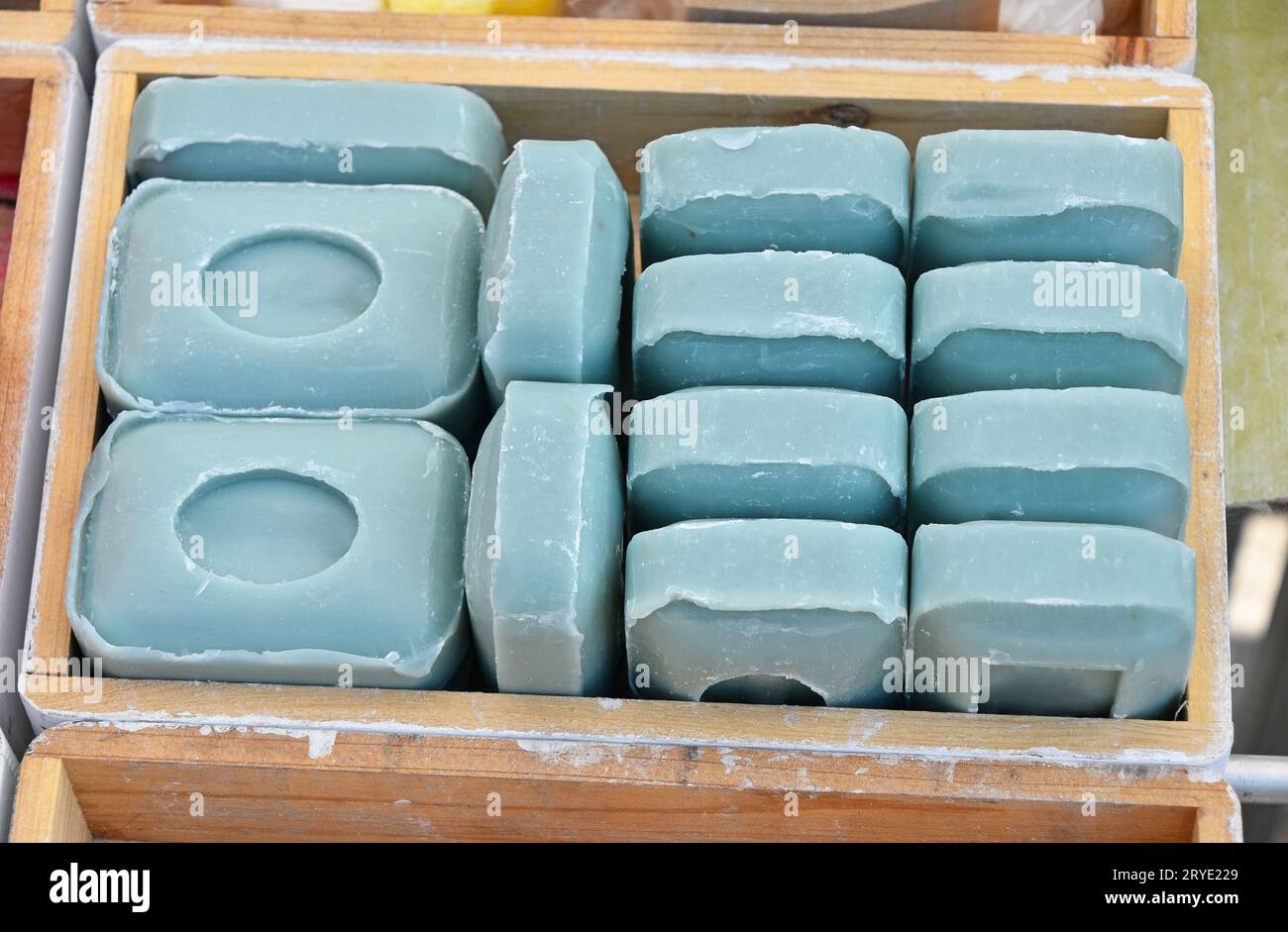 Barres de savon dur de beauté traditionnelle dans une boîte en bois Banque D'Images