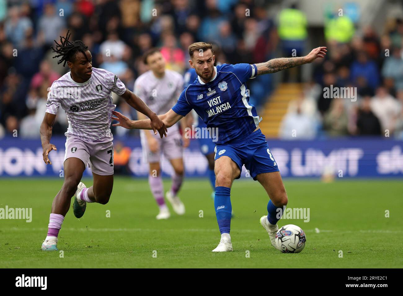 Cardiff, Royaume-Uni. 30 septembre 2023. Joe Ralls de Cardiff City (à droite) retient Dexter Lembikisa de Rotherham Utd (à gauche). Match de championnat EFL Skybet, Cardiff City contre Rotherham Utd au Cardiff City Stadium à Cardiff, pays de Galles, le samedi 30 septembre 2023. Cette image ne peut être utilisée qu'à des fins éditoriales. Usage éditorial uniquement, photo par Andrew Orchard/Andrew Orchard photographie sportive/Alamy Live News crédit : Andrew Orchard photographie sportive/Alamy Live News Banque D'Images