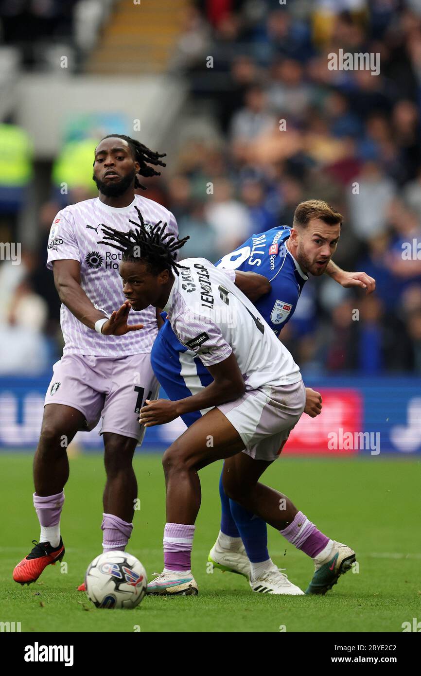 Cardiff, Royaume-Uni. 30 septembre 2023. Joe Ralls de Cardiff City (à droite) retient Dexter Lembikisa de Rotherham Utd (à gauche). Match de championnat EFL Skybet, Cardiff City contre Rotherham Utd au Cardiff City Stadium à Cardiff, pays de Galles, le samedi 30 septembre 2023. Cette image ne peut être utilisée qu'à des fins éditoriales. Usage éditorial uniquement, photo par Andrew Orchard/Andrew Orchard photographie sportive/Alamy Live News crédit : Andrew Orchard photographie sportive/Alamy Live News Banque D'Images