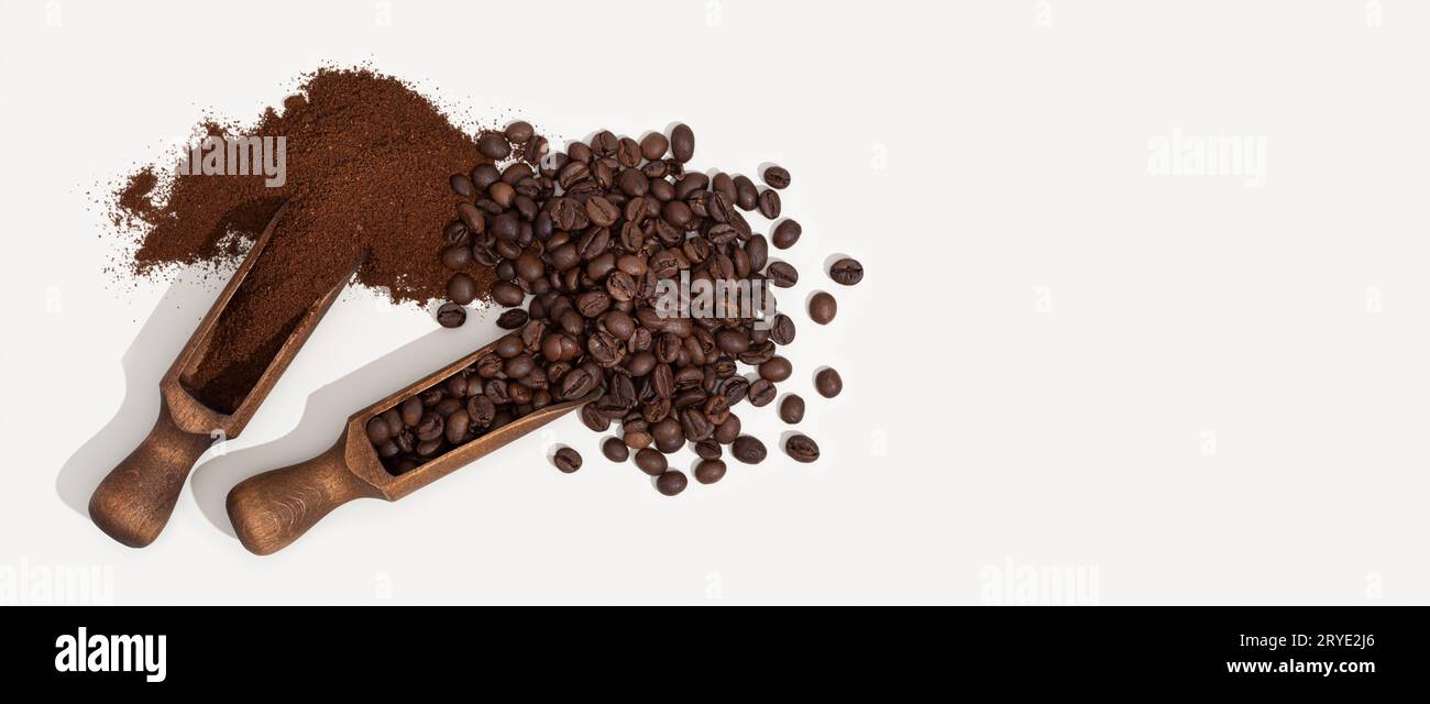 Grains de café torréfiés et café moulu isolé sur blanc Banque D'Images