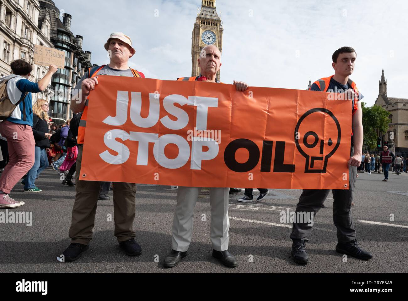 Londres, Royaume-Uni. 30 septembre 2023. Les militants de Fossil Free London protestent contre le projet d'exploitation du champ pétrolier de Rosebank au large des côtes écossaises. Récemment approuvé par l’Autorité de transition de la mer du Nord, Rosebank est le plus grand champ pétrolier non exploité dans les eaux britanniques et serait exploité par Equinor, une entreprise publique norvégienne. Le Premier ministre Rishi Sunak a déclaré qu'il voulait « maximiser » l'extraction de pétrole, tandis que les critiques affirment que Rosebank contribuera à accroître le chauffage mondial, menacera les écosystèmes marins et ne fera rien pour réduire les prix élevés de l'énergie. Crédit : Ron Fassbender/Alamy Live News Banque D'Images