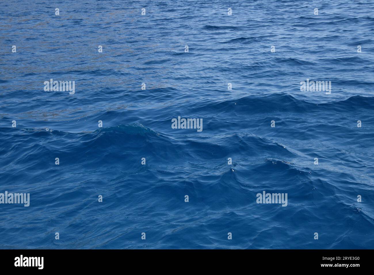 Surface bleue de l'eau de mer avec des ondulations et des vagues Banque D'Images